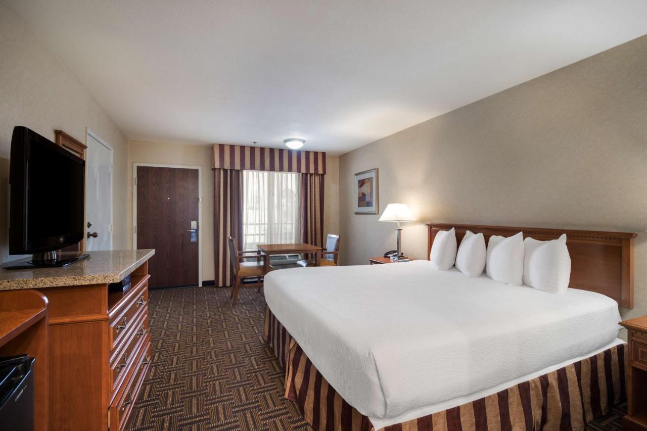 Best Western Norwalk Inn Экстерьер фото