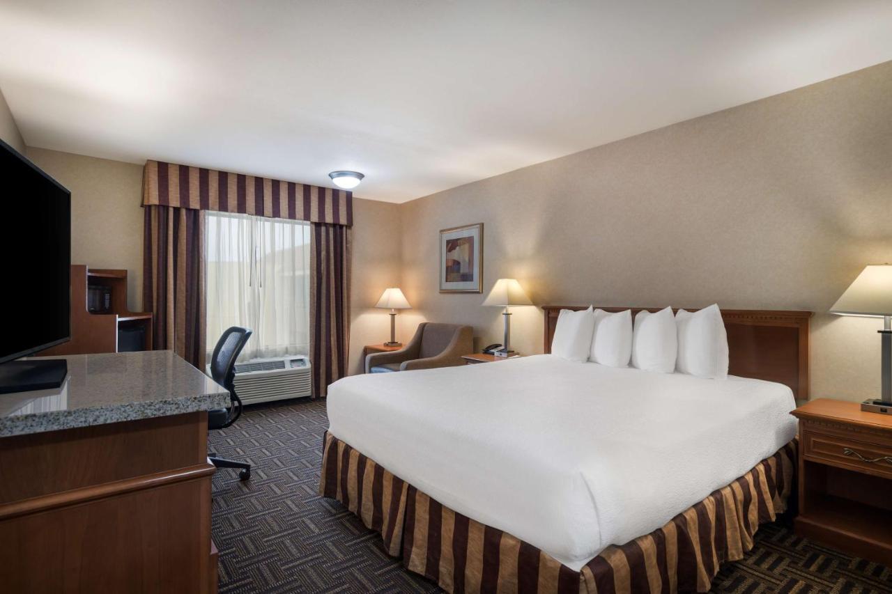 Best Western Norwalk Inn Экстерьер фото