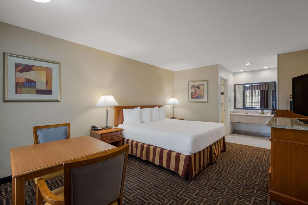 Best Western Norwalk Inn Экстерьер фото