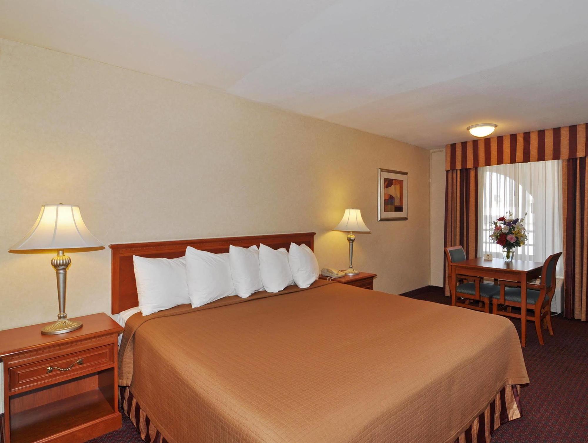 Best Western Norwalk Inn Экстерьер фото